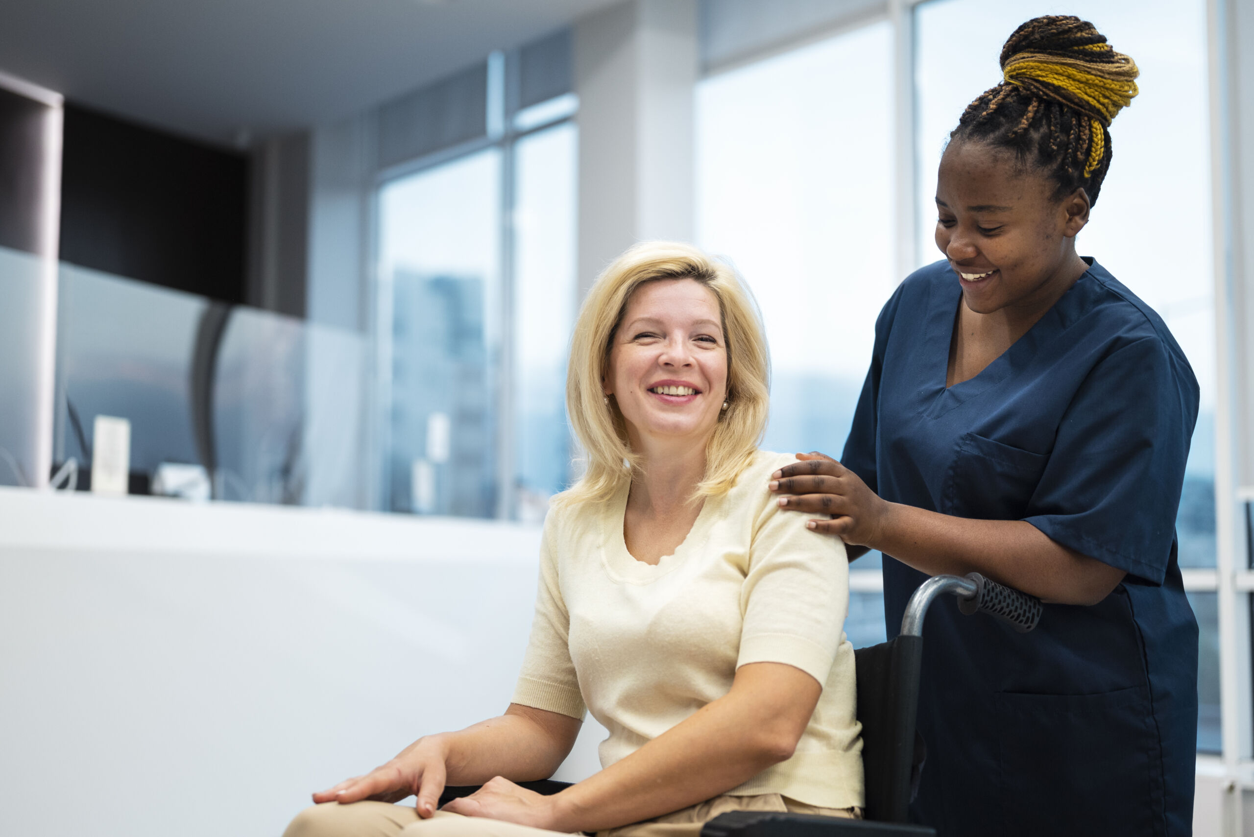 side-view-smiley-nurse-patient